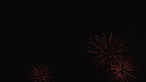 Echtes-Feuerwerk-Explodierender-Feierrahmen-Füllen-Und-Schleifen-Nahtlos-Abstrakte-Unscharfe-Bokeh-lichter-Am-Nachthimmel-Mit-Dem-Leuchtenden-Feuerwerksfest