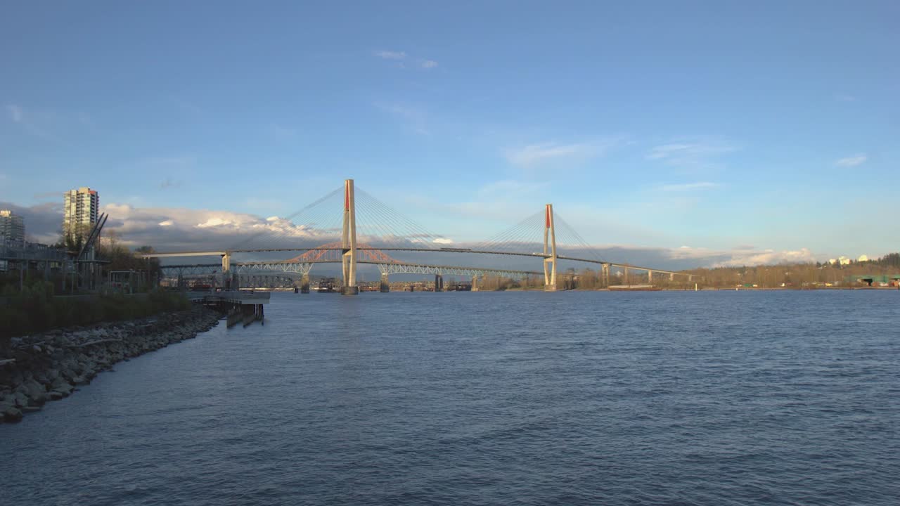 프레이저 강 잔물결 물 작은 파도 구름 푸른 하늘 아름다운 날 위에 하늘 현수교의 시간 경과