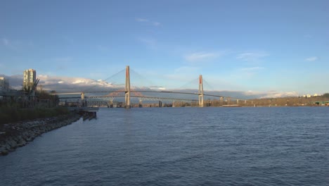 Zeitraffer-Des-Himmels-Hängebrücke-über-Fraser-River-Plätscherndes-Wasser-Kleine-Wellen-Wolken-Blauer-Himmel-Schöner-Tag