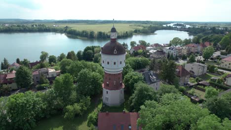 Hermosa-Torre-De-Agua-Pulida-En-La-Ciudad-De-Elk,-Polonia