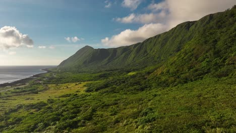 Drohnenflug-über-üppige-Grüne-Berglandschaft-Bei-Goldenem-Sonnenuntergang-Und-Fliegenden-Wolken-Am-Himmel---Orchideeninsel,-Taiwan