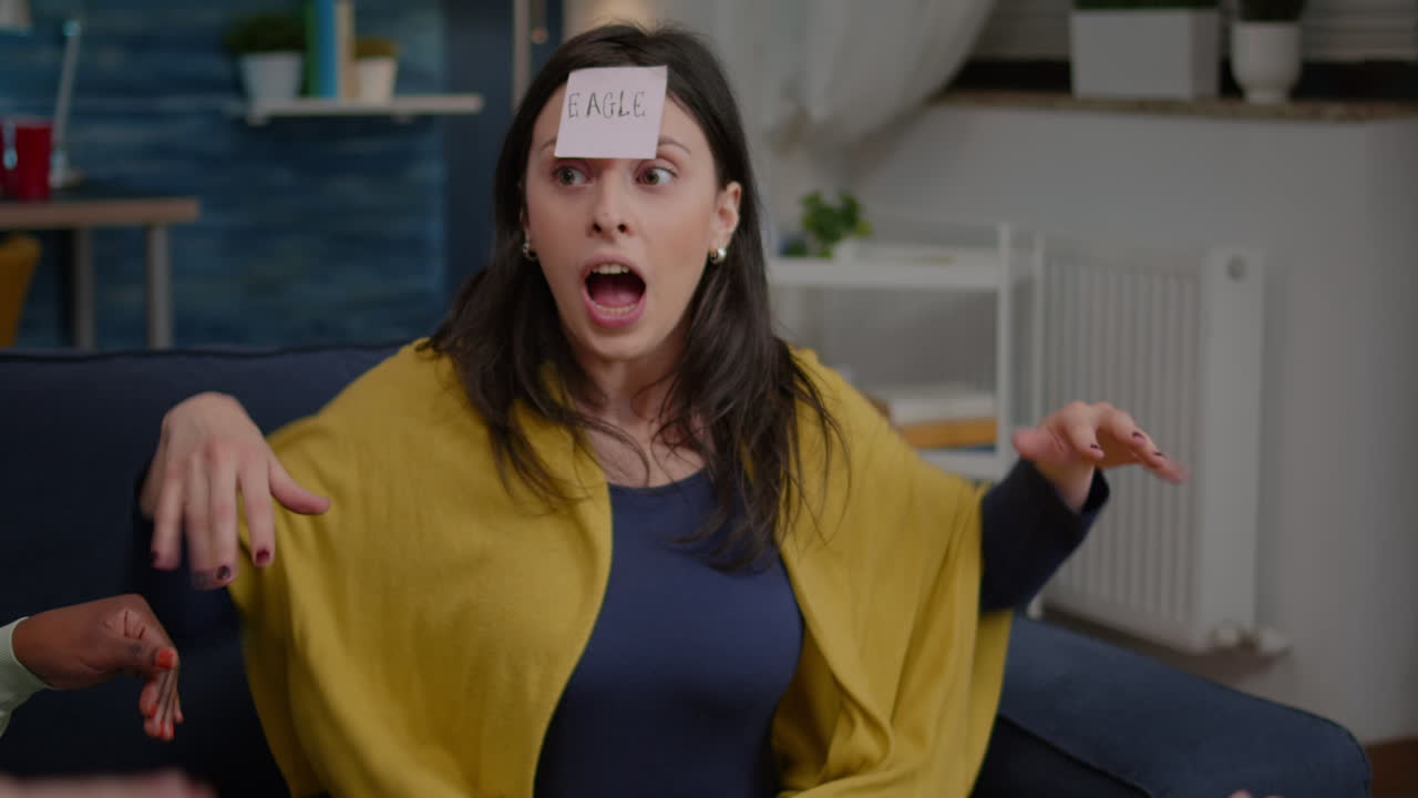 다민족 친구 들 이 함께 재미 있는  ⁇ 적 ⁇ 적 한 머리 놀이 를 하면서 교제 하고 있다