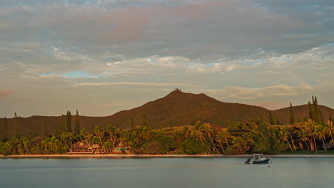 Hotel-Kou-Bugny-En-La-Playa-De-Kuto,-Isla-De-Pinos-Durante-La-Vibrante-Puesta-De-Sol