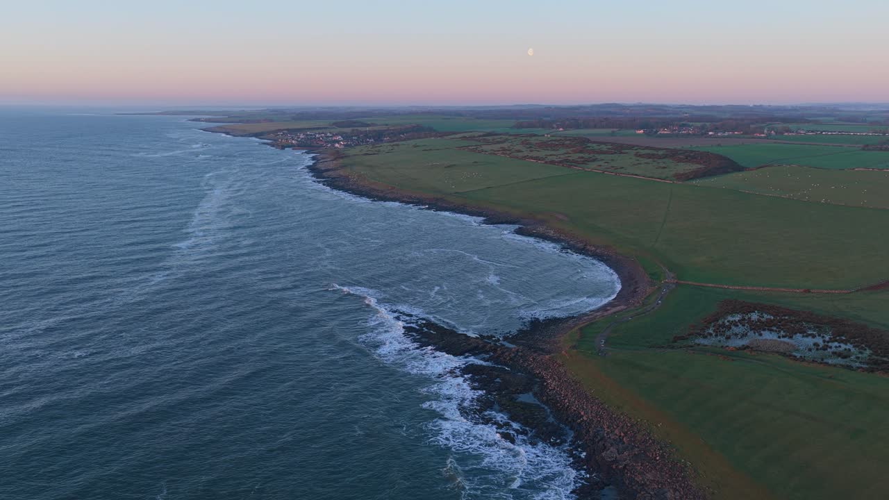 Vue aérienne de la côte du Northumberland près du château de Dunstanburgh au lever du soleil