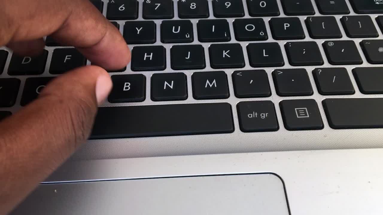 manos escribiendo teclado de laptop