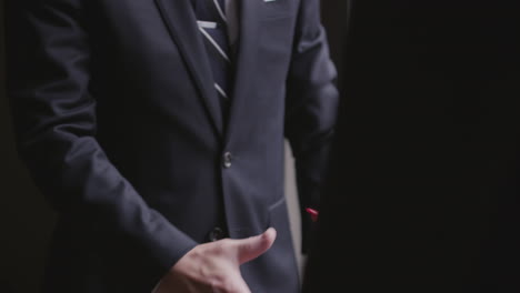 dos profesionales de negocios se dan la mano en una oficina