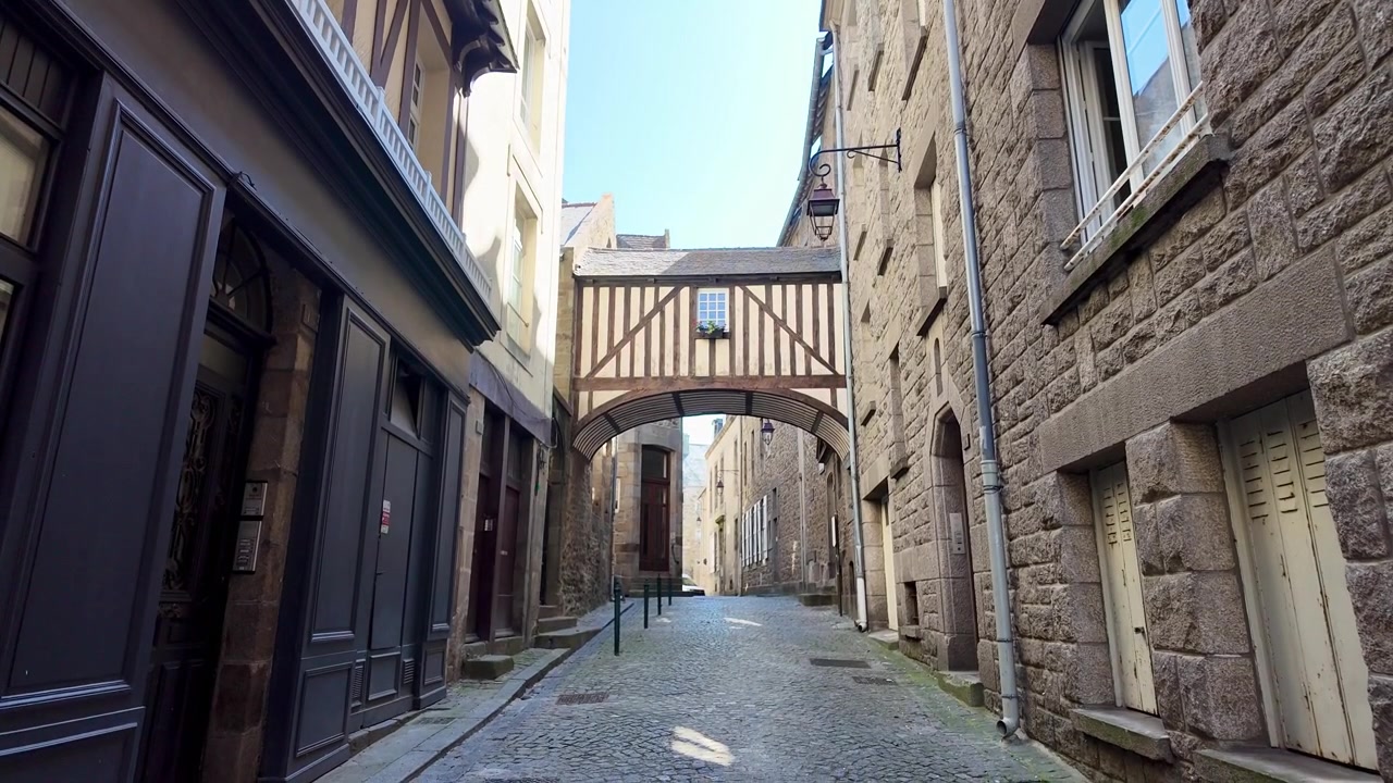 Spaziergang entlang der historischen Steingebäude und Verteidigungsmauern von Saint-Malo, der den zeitlosen Charakter der berühmten ummauerten Küstenstadt der Bretagne offenbart.