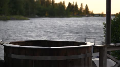 garçon scandinave profitant d'un bain en plein air à minuit