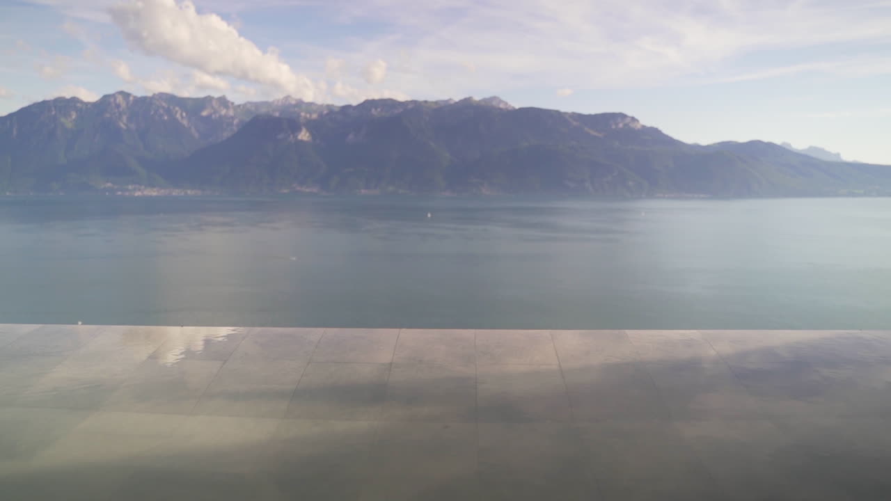 наклон вверх от бассейна с эффектом бесконечности к красивому пейзажу у озера