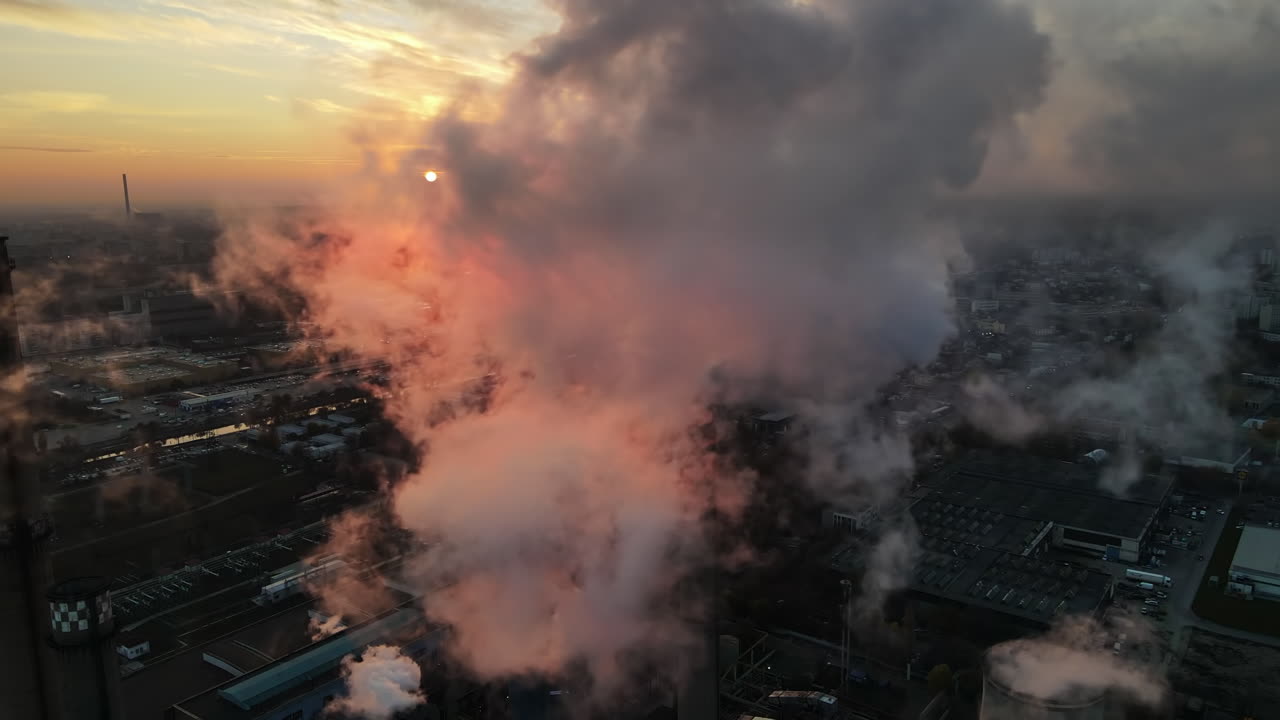 Centrale elettrica con molte tubature e impianti a Bucarest al tramonto, molta schiuma proveniente da una tubatura. Paesaggio urbano, vista dal drone che vola attraverso la schiuma, Romania