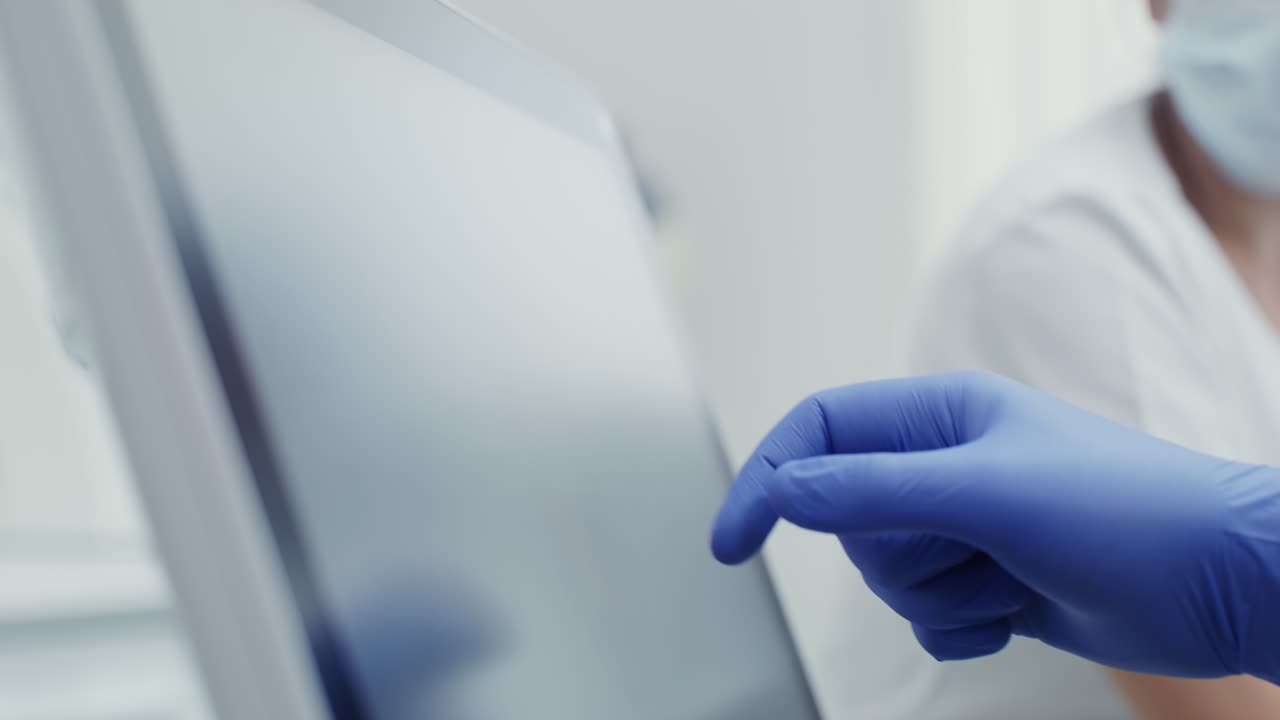 profesional médico que utiliza un dispositivo de pantalla táctil