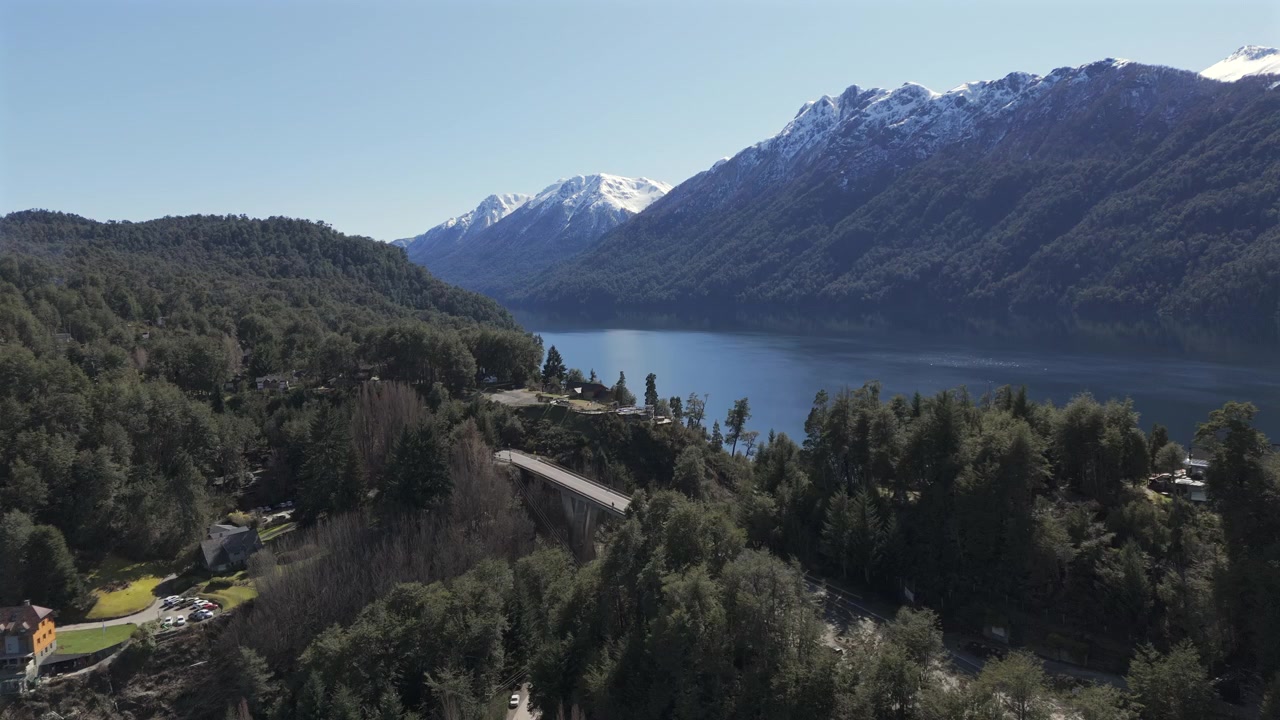 Ripresa aerea cinematografica del Ponte sul fiume Correntoso e del Lago Nahuel Huapi, Argentina.