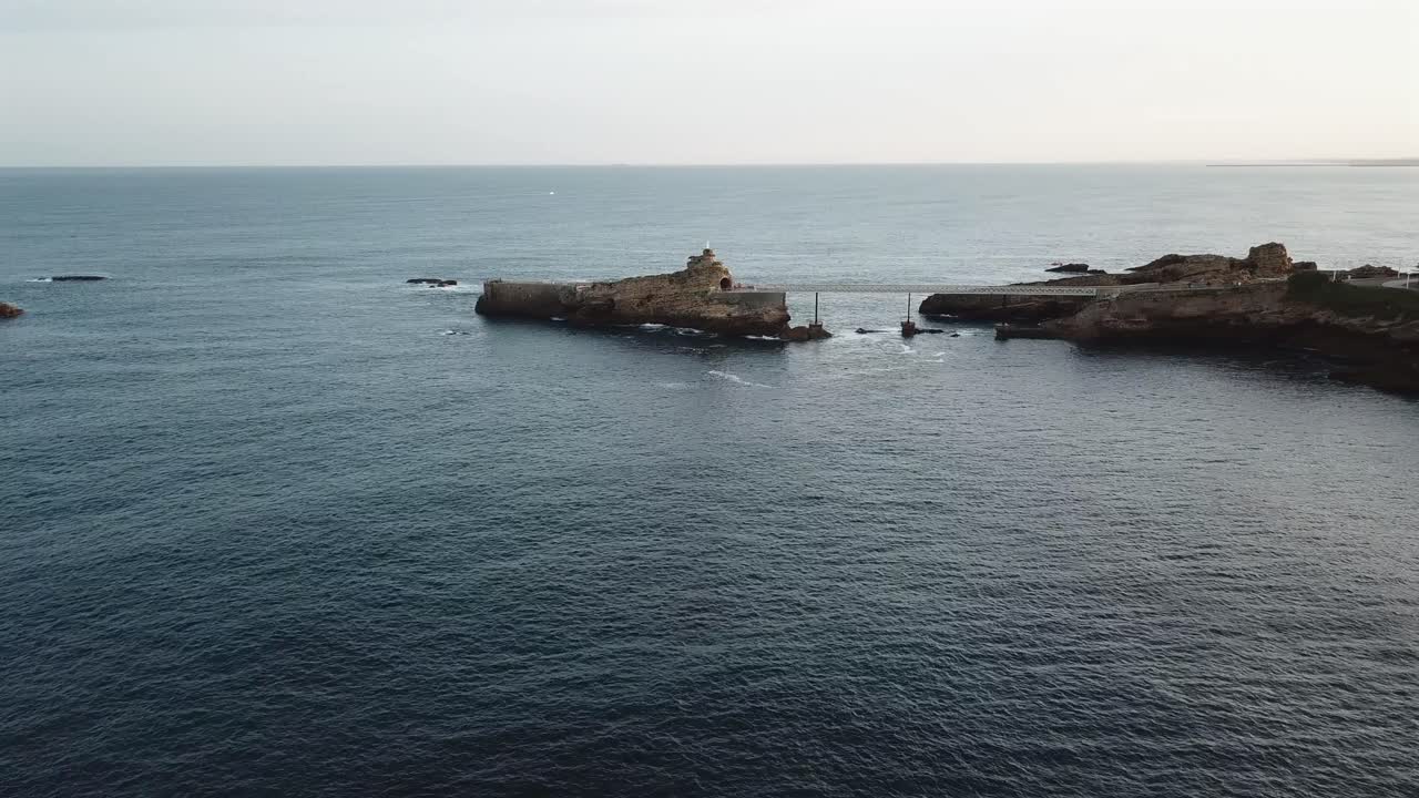 Rocher de la Vierge-broen, Biarritz, Fransk Baskerland, Frankrike. Luftfoto med drone, plass til tekst.