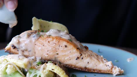 salmón asado en sartén con salsa cremosa y verduras