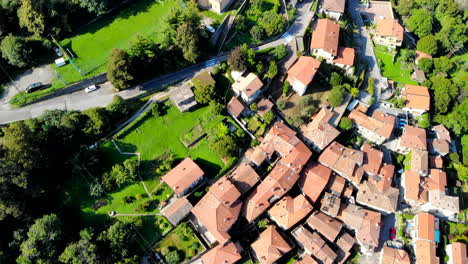 Toma-Aérea-De-Drones-De-Un-Pueblo-Italiano-En-Perledo,-Italia,-Cerca-Del-Lago-De-Como