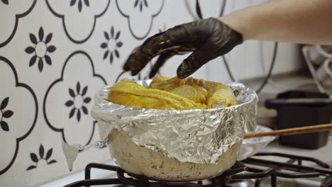 El-Chef-Coloca-Capas-De-Muslos-De-Pollo-Especiados-Encima-De-Una-Cubierta-De-Papel-De-Aluminio