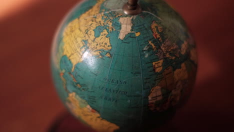 Vintage-Globe-Spinning-on-Desk-with-Illuminating-Ray