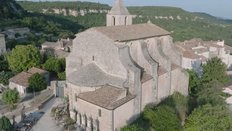 Luftdrohne-Luberon-Provence-Saignon-Frankreich-Mittelalterliche-Stadtkirche-Bei-Sonnenaufgang