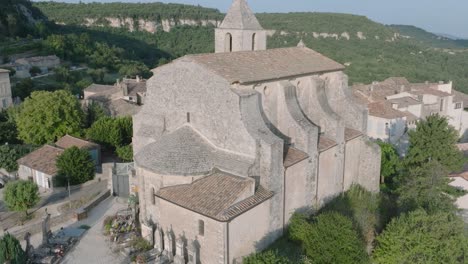 avión no tripulado luberon provenza saignon francia iglesia de la ciudad medieval al amanecer