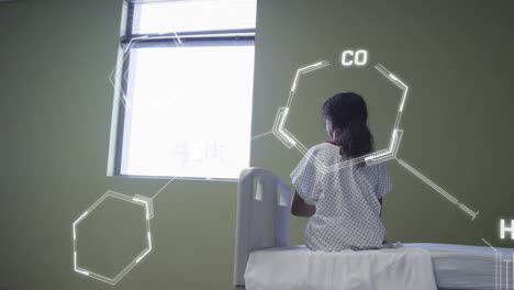 animación de la fórmula química sobre una mujer biracial en la sala de operaciones