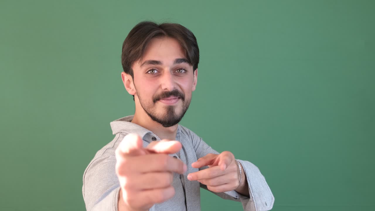 hombre mostrando el brazo