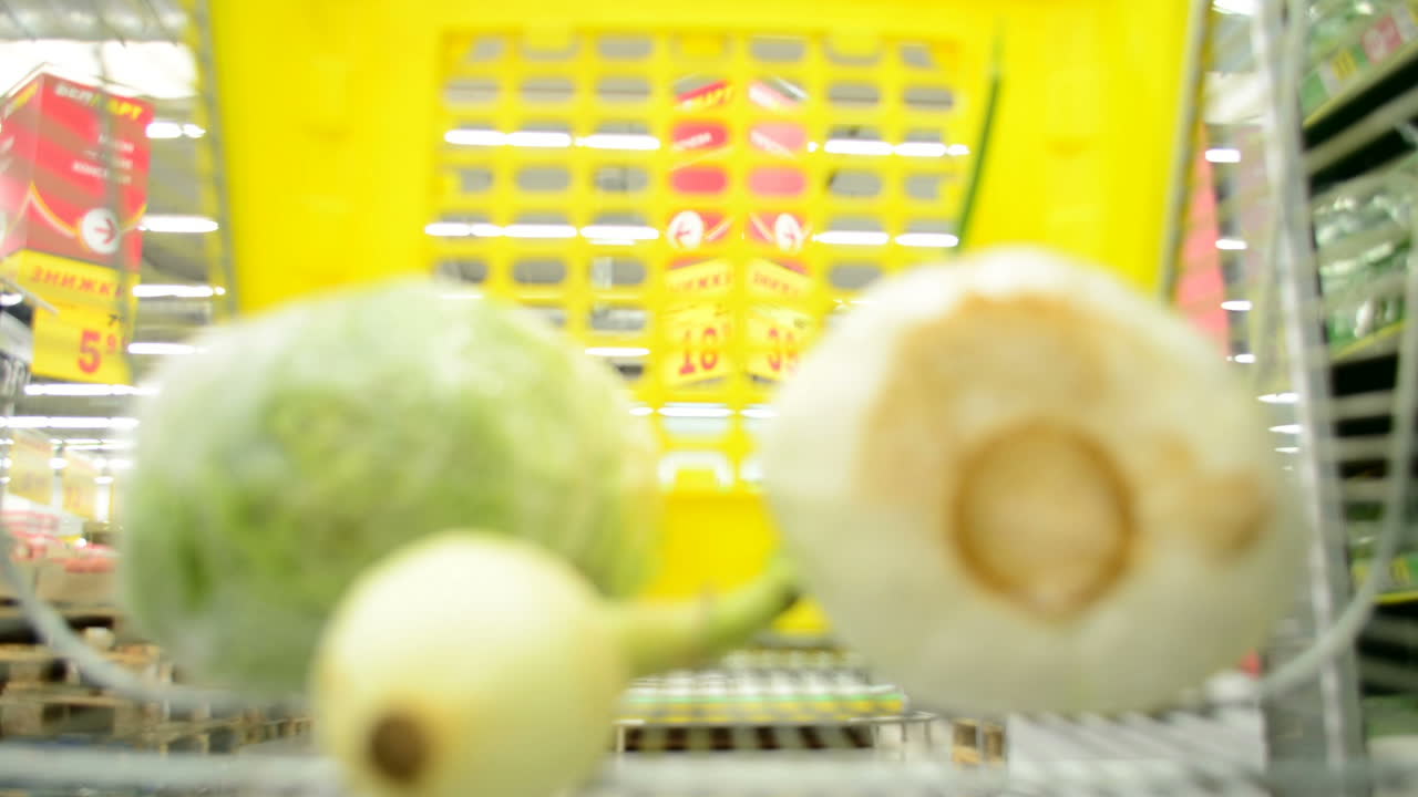 Timelapse av kundvagnen i en supermarket. Filmning i rörelse.