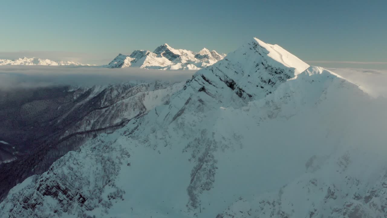 gran altitud de los picos de las montañas cubiertas de nieve