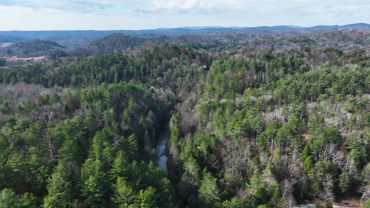 Drone kredser om en optagelse over en bæk beliggende mellem bjergene i Ellijay, Georgia.