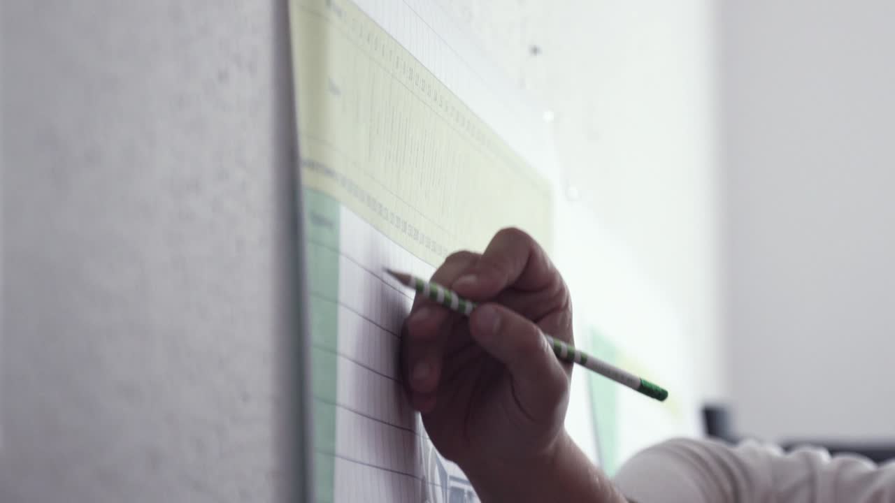 포스터에 글을 쓰는 사람들