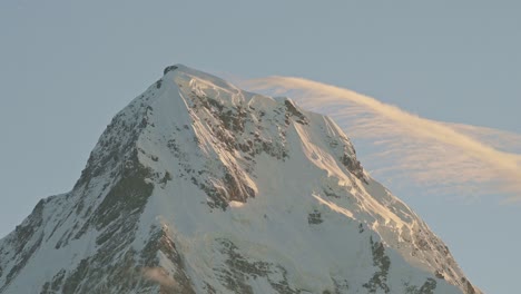 네팔의 산꼭대기, 히말라야에서 해가 지는 곳, 눈 인 산 꼭대기, 아름다운 극적인 빛 속의 겨울 산 정상, 눈이 인 높은 고도의 풍경, 푸 언덕의 풍경