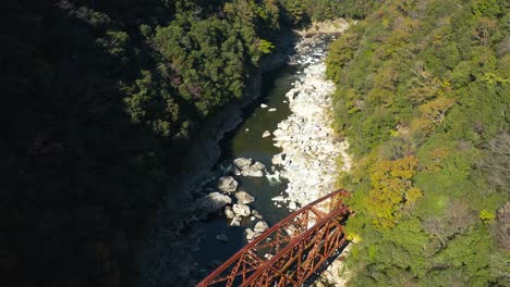 Verlassene-Brücke-über-Den-Muko-Fluss-Entlang-Der-Fukuchiyama-Eisenbahnwanderung,-Luftbild