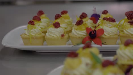 platos de tartas de limón listas para servir