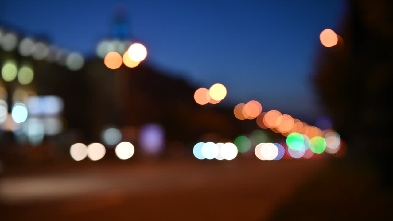 hermoso bokeh reluciente en el fondo oscuro borroso por la noche.