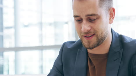 Ein-Hübscher-Junger-Geschäftsmann,-Der-An-Seinem-Laptop-Arbeitet