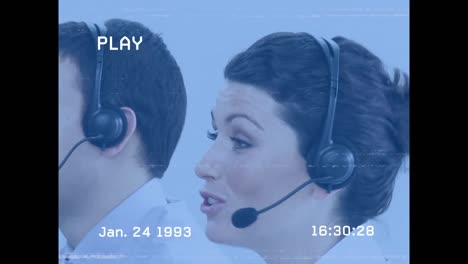 animación de la interfaz de juego digital en la pantalla sobre hombres de negocios caucásicos que usan auriculares telefónicos