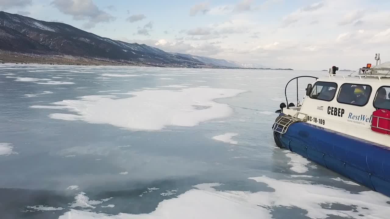 얼어붙은 호수 에 있는 호버 크래프트