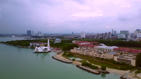 toma aérea amplia de la gran ciudad de melaka junto al río, el puerto y la famosa mezquita en el banco