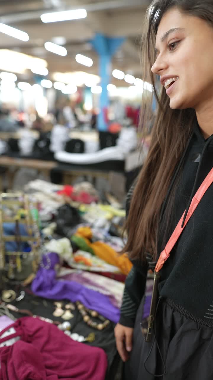 mujer revisando ropa en un mercado de pulgas