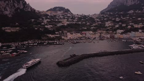 Barco-Llegando-Al-Puerto-De-Capri,-Italia