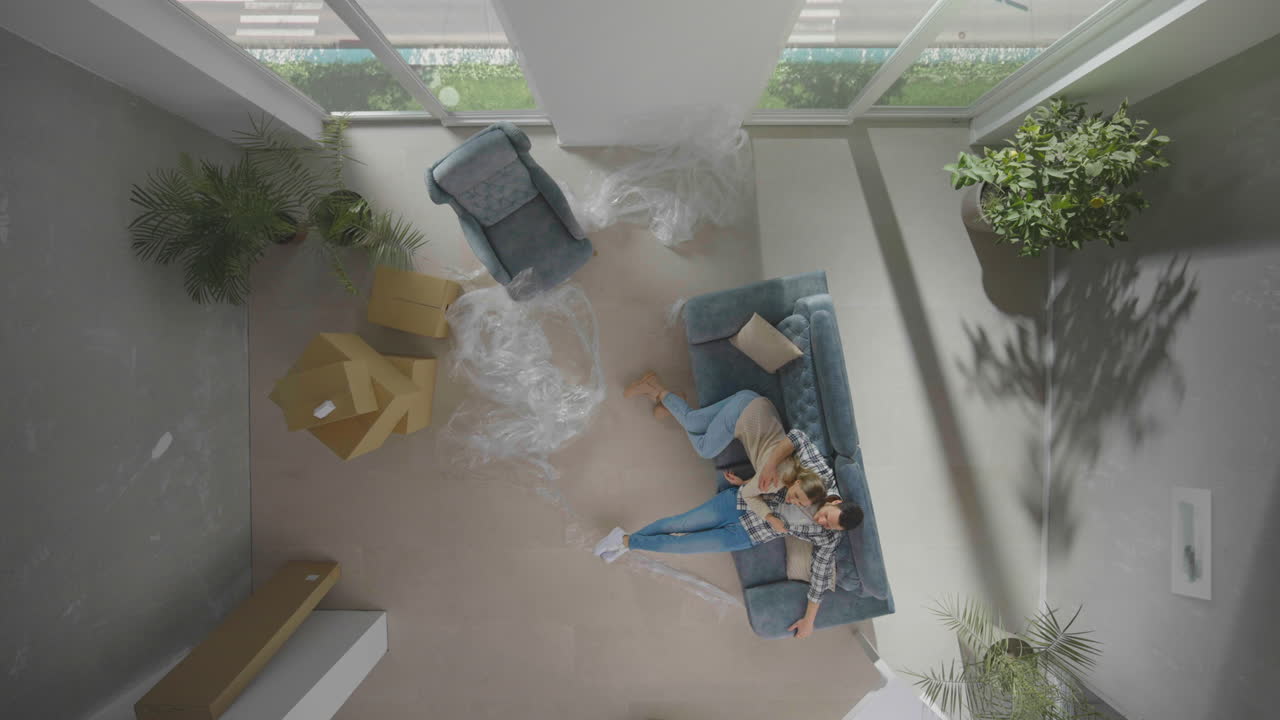 una pareja romántica descansando en el sofá.