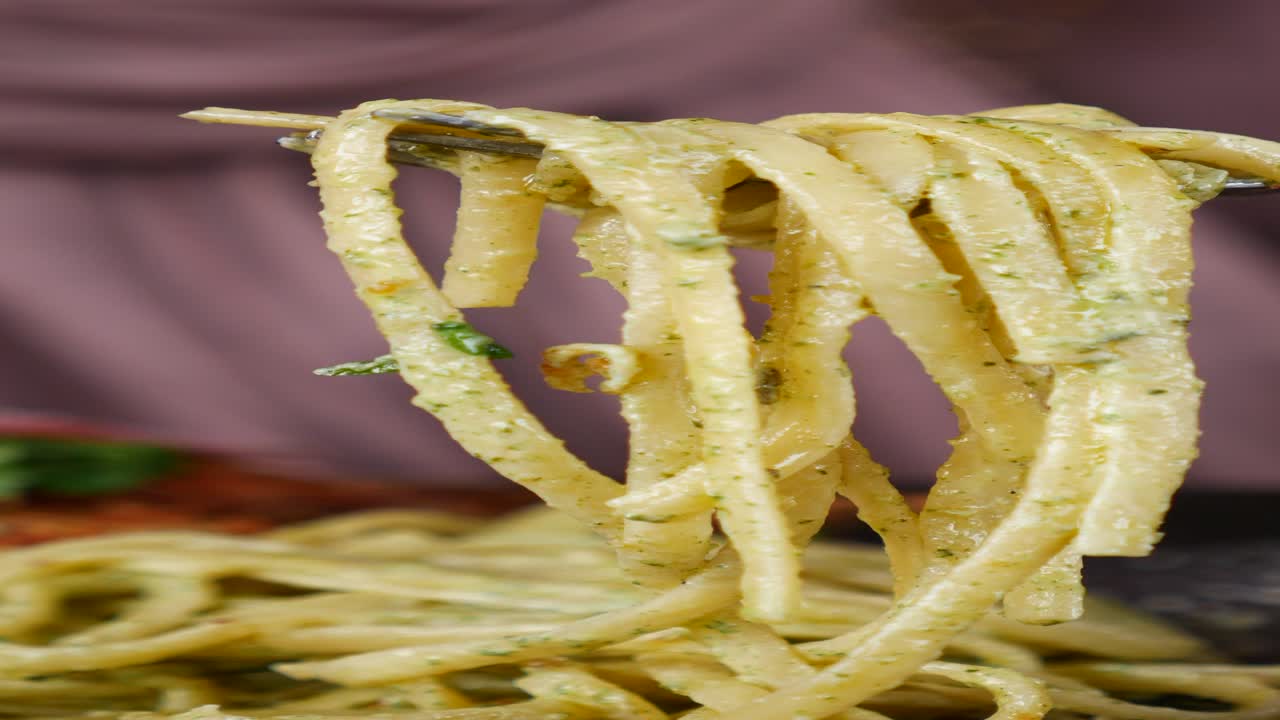 페스토 로 인 스파게티 가닥 을 가진 포크 의 근처