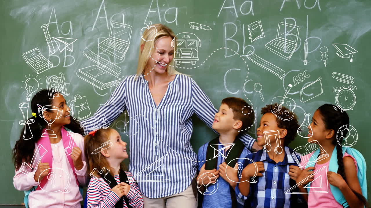 A scuola, insegnante con bambini diversi che sorridono a scarabocchi animati sulla lavagna