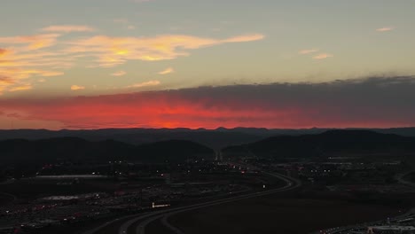 vista aérea ascendente de una cálida puesta de sol roja sobre ciudad rápida, dakota del sur