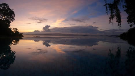 Infinity-Pool-Mit-Blick-Auf-Den-Verlauf-Des-Panamakanals,-Der-Den-Sonnenaufgang-Widerspiegelt