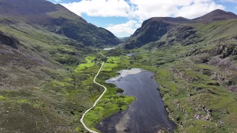 drone volando sobre el agua en el valle de la montaña