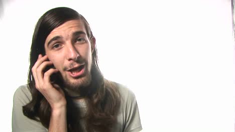 un joven mantiene una conversación seria en un teléfono celular