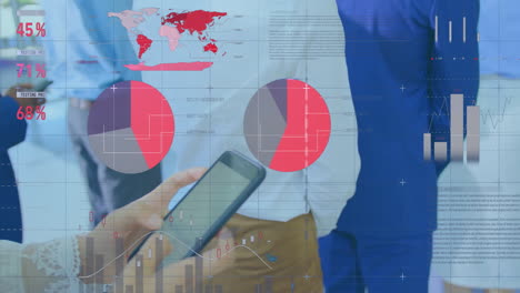 animación de procesamiento de datos y diagramas sobre mujer de negocios caucásica usando teléfono inteligente