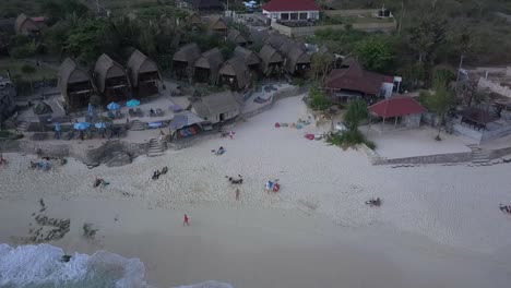 Fantástica-Vista-Aérea-De-Un-Vuelo-Que-Se-Hunde-Lentamente-En-Imágenes-De-Drones-De-Una-Idílica-Playa-De-Ensueño-Con-Un-Resort-Frente-Al-Mar-En-Nusa-Lembongan-Al-Mediodía-En-Bali-2017