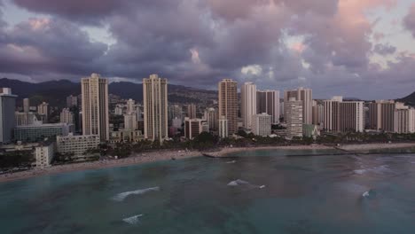 Aerial-Sunset-View-of-Waikiki-Beach-in-Oahu,-Hawaii