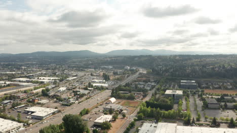 Toma-Aérea-Sobre-Los-Suburbios-De-Seattle-Y-La-Autopista